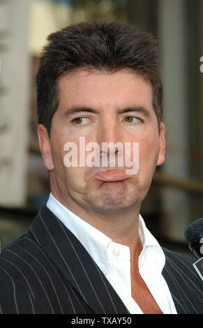 Simon Cowell à l'American Idol 3 Grande Finale - Arrivées au Kodak Theatre à Hollywood, CA. L'événement a eu lieu le mercredi 26 mai 2004. Photo par : / PictureLux SBM - Référence #  Fichier SMBPLX 33790-3696 Banque D'Images