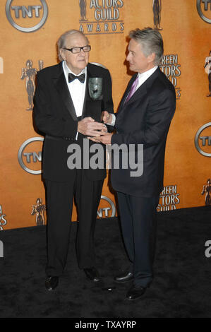 Karl Malden et Michael Douglas lors de la dixième conférence annuelle des Screen Actors Guild Awards - Salle de presse tenue le dimanche 22 février 2004 au Shrine Auditorium à Los Angeles, Californie. Photo par : / PictureLux SBM - Référence #  Fichier SMBPLX 33790-3826 Banque D'Images