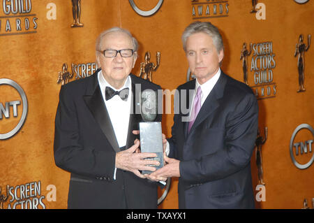 Karl Malden et Michael Douglas lors de la dixième conférence annuelle des Screen Actors Guild Awards - Salle de presse tenue le dimanche 22 février 2004 au Shrine Auditorium à Los Angeles, Californie. Photo par : / PictureLux SBM - Référence #  Fichier SMBPLX 33790-3827 Banque D'Images