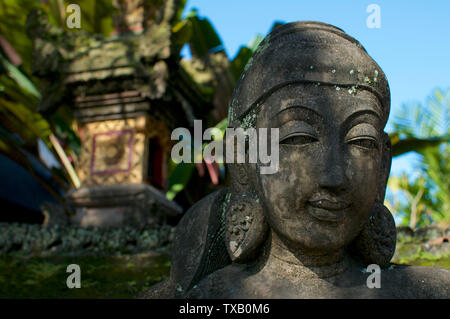 Close up photo d'une belle femme comme statue en pierre situé en face d'une petite maison typique temple à Ubud, Bali - Indonésie Banque D'Images