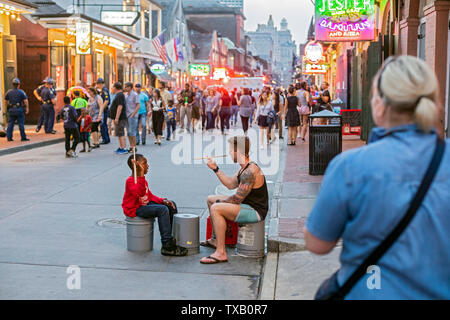 La Nouvelle Orléans, Louisiane - Touristes sur Bourbon Street. Banque D'Images