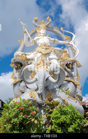 Ubud, Bali, Indonésie - 5 mai 2019 : Low angle view sur la majestueuse statue d'Arjuna situé au rond-point à Ubud, Bali - Indonésie Banque D'Images