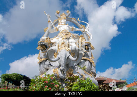 Ubud, Bali, Indonésie - 5 mai 2019 : Low angle view sur la majestueuse statue d'Arjuna situé au rond-point à Ubud, Bali - Indonésie Banque D'Images