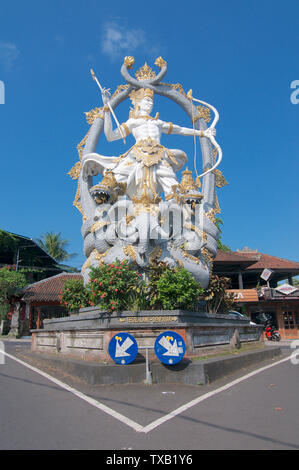 Ubud, Bali, Indonésie - 5 mai 2019 : Low angle view sur la majestueuse statue d'Arjuna situé au rond-point à Ubud, Bali - Indonésie Banque D'Images