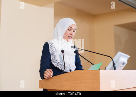 Les jeunes musulmans convaincus businesswoman in costume et hijab Banque D'Images