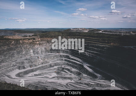 Vue aérienne de la carrière industrielle d'exploitation à ciel ouvert avec beaucoup de machines au travail - Vue de dessus. L'extraction de calcaire, de craie, de calx, Acel Banque D'Images