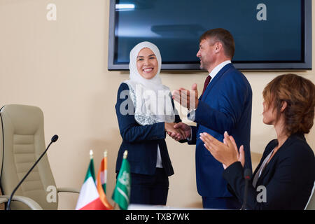 Jeune confident businessman shaking hand de femmes le président Banque D'Images