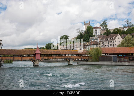 Lucerne, Suisse - 3 juillet 2017 : vue panoramique du centre-ville de Lucerne et la rivière Reuss. Ciel dramatique et paysage d'été ensoleillée Banque D'Images