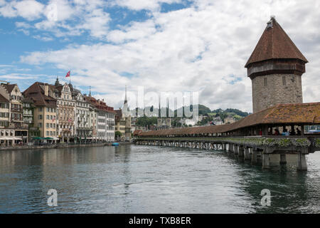 Lucerne, Suisse - 3 juillet 2017 : vue panoramique de la ville de Lucerne avec pont de la chapelle et la rivière Reuss. Ciel dramatique et paysage d'été ensoleillée Banque D'Images