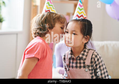 Adorable Kids dans anniversaire jeu puéril jeu caps Banque D'Images