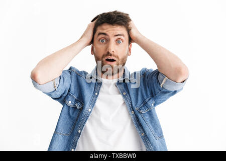 Portrait d'un choqué confus beau barbu portant des vêtements décontractés isolés sur fond blanc Banque D'Images