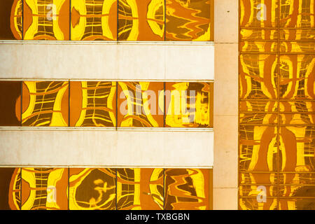 Résumé créé par jaune d'réflexions sur un immeuble moderne windows Banque D'Images