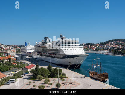 Celebrity Constellation bateau de croisière dans le port de Dubrovnik en Croatie Banque D'Images