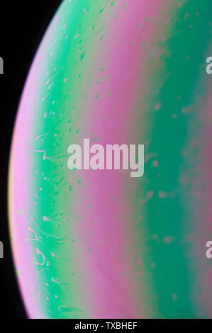 Lignes abstraites rose et vert sur fond sphère liquide Banque D'Images