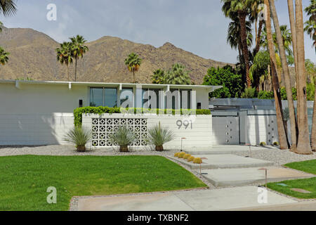 Construite en 1959, cette maison moderne construite par Alexander au milieu du siècle est située au 991 N. via Monte Vista à Palm Springs, en Californie. Banque D'Images