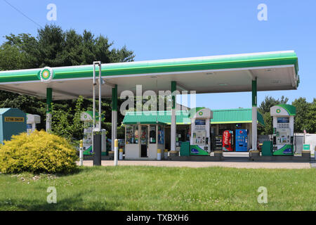 La Princeton New Jersey - le 23 juin 2019:BP ou British Petroleum station-service de jour d'été. British Petroleum est une multinationale britannique compa de pétrole et de gaz Banque D'Images