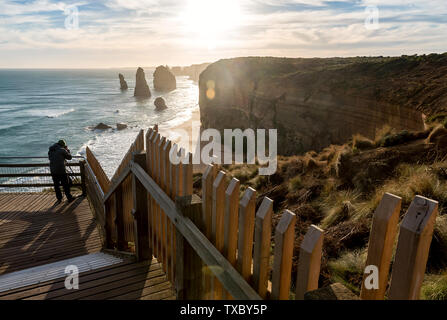 L'homme à prendre des photos sur les 12 apôtres lookout, près de Port Campbell dans la Great Ocean Road Banque D'Images