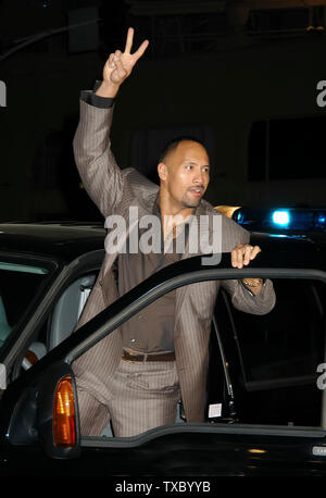 Dwayne 'The Rock' Johnson lors de la première mondiale de "Walking Tall" au Grauman's Chinese Theatre Mann à Hollywood, CA. L'événement a eu lieu le lundi 29 mars 2004. Photo par : / PictureLux SBM - Référence #  Fichier SMBPLX 33790-4256 Banque D'Images