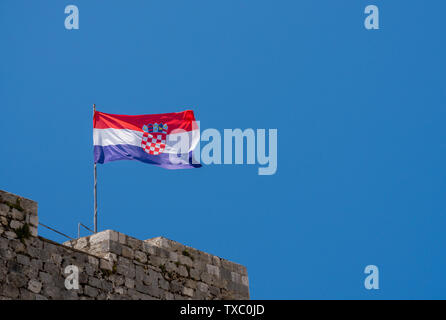 Drapeau croate vole par-dessus les murs de la ville de Dubrovnik Banque D'Images