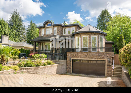 Maison familiale haut de gamme avec double garage au-dessus de la rotonde Banque D'Images