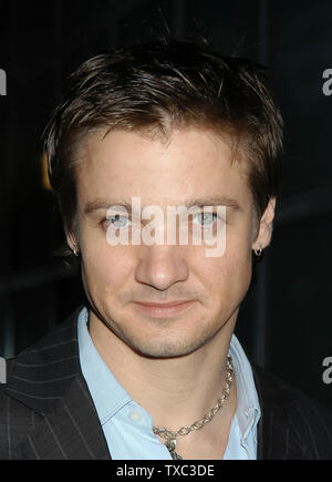 Jeremy Renner à l'VLIFE et Hermes' 1st Annual Oscar parti en lice à Hermes Boutique à Beverly Hills, CA. L'événement a eu lieu le lundi, 12 janvier 2004. Photo par : / PictureLux SBM - Référence #  Fichier SMBPLX 33790-4733 Banque D'Images