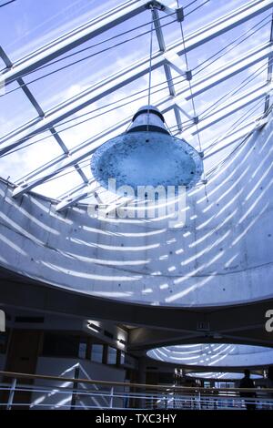 Plafond en verre et murs en béton dans un bâtiment moderne avec grand éclairage Banque D'Images