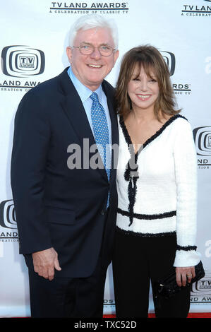 Phil Donahue & Marlo Thomas au 2004 TV Land Awards - Arrivals au Hollywood Palladium à Hollywood, CA. L'événement a eu lieu le dimanche 7 mars, 2004. Photo par : / PictureLux SBM - Référence #  Fichier SMBPLX 33790-5013 Banque D'Images