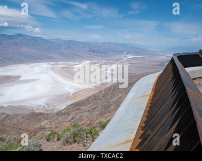 Dante's view avec rambarde de protection dans la région de Death Valley National Park de la vallée et les montagnes environnantes (Panamint) avec un brillant ciel bleu Banque D'Images