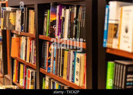 Tirer sur le côté de différents livres sur des étagères de magasin de livre à l'échelle locale. photo a pris d'IZMIR en Turquie. Banque D'Images