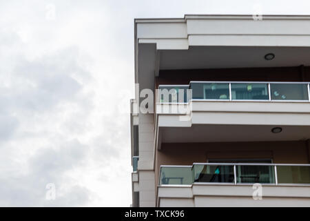 Un coin de tirer un bâtiment moderne avec balcon. photo a pris à Istanbul/Turquie. Banque D'Images