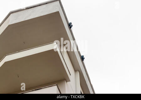 Une analyse de bas en haut d'un vieux bâtiment blanc. photo a pris à Istanbul/Turquie. Banque D'Images