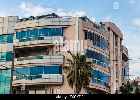 Un shoot d'angle d'un bâtiment moderne avec balcon - un palmier près de lui. photo a pris à Istanbul/Turquie. Banque D'Images