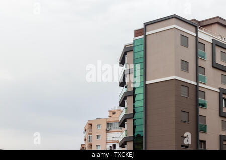 Un coin de tirer un grand immeuble moderne avec des couleurs crème et marron. photo a pris à Istanbul/Turquie. Banque D'Images