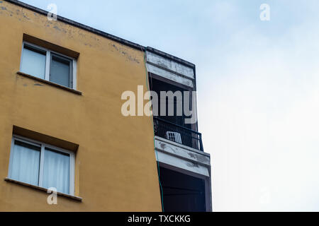 Un shoot d'angle d'un vieux bâtiment jaune. photo a pris à Istanbul/Turquie. Banque D'Images