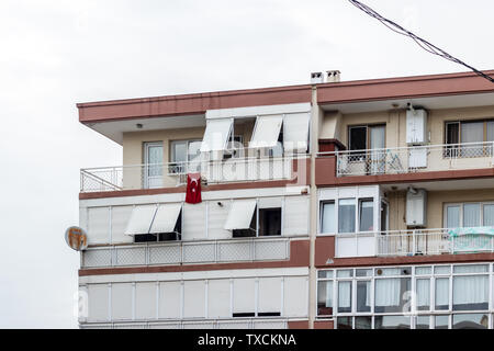 Un coin de tirer un vieux bâtiment à une rue urbaine. photo a pris d'IZMIR en Turquie. Banque D'Images