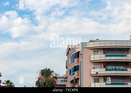 Un large corner tirer à partir d'un bâtiment moderne avec balcon - paysage ciel comme arrière-plan. photo a pris à Istanbul/Turquie. Banque D'Images