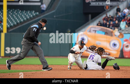 San Francisco, Californie, USA. 24 Juin, 2019. Le voltigeur des Rockies du Colorado Raimel Tapia (15) est prise d'essayer de voler le deuxième par l'arrêt-court des Giants de San Francisco Solano Donovan (7), au cours d'un match de la MLB entre les Rockies du Colorado et les Giants de San Francisco au parc d'Oracle à San Francisco, Californie. Valerie Shoaps/CSM/Alamy Live News Banque D'Images