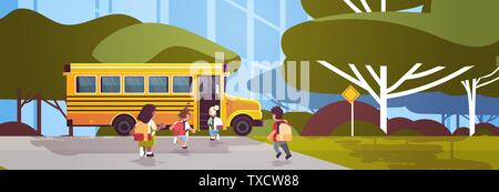 Groupe d'élèves avec des sacs de course mix à pied bus jaune retour à l'école transport scolaire paysage concept pleine longueur à plat en arrière-plan Illustration de Vecteur