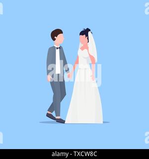 Les jeunes mariés homme femme couple romantique ensemble permanent Bride and Groom holding hands wedding day celebration concept homme femme personnage Illustration de Vecteur