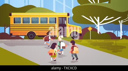 Groupe d'élèves avec des sacs de course mix à pied bus jaune retour à l'école transport scolaire paysage concept pleine longueur à plat en arrière-plan Illustration de Vecteur