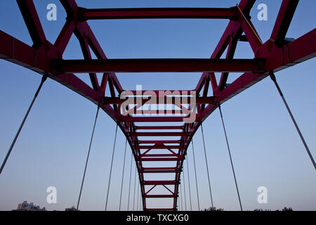 Structuré en acier pont en bois Banque D'Images