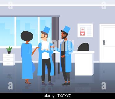 Course de l'équipe médecins mix discutez lors de réunion du personnel médical collègues en uniforme se tenant ensemble le travail d'équipe de soins de la médecine moderne concept Illustration de Vecteur