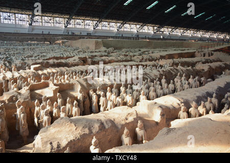 Shaanxi, Shaanxi, Chine. 25 Juin, 2019. Shaanxi, Chine - le 25 juin 2019:Le Musée de l'Armée de terre cuite est situé dans l'est de lintong district, xi "une ville, province de Shaanxi.C'est une grande tombe dans le cimetière de Ying Zheng, le premier empereur de Chine féodale.d'une superficie de 2,18 millions de mètres carrés, le cimetière est le plus grand musée militaire ancienne en Chine.Le Musée de l'Armée de terre cuite a été ouvert au public à la maison et à l'étranger en 1979, et sa découverte a été appelé la huitième merveille du monde. Crédit : SIPA Asie/ZUMA/Alamy Fil Live News Banque D'Images