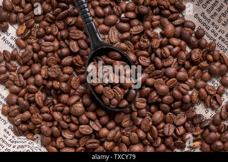 Un tas de grains de café dans un journal anglais. Banque D'Images