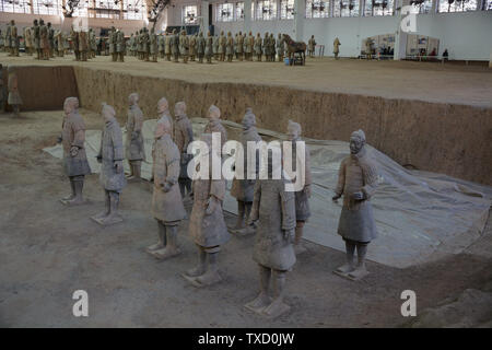 Shaanxi, Shaanxi, Chine. 25 Juin, 2019. Shaanxi, Chine - le 25 juin 2019:Le Musée de l'Armée de terre cuite est situé dans l'est de lintong district, xi "une ville, province de Shaanxi.C'est une grande tombe dans le cimetière de Ying Zheng, le premier empereur de Chine féodale.d'une superficie de 2,18 millions de mètres carrés, le cimetière est le plus grand musée militaire ancienne en Chine.Le Musée de l'Armée de terre cuite a été ouvert au public à la maison et à l'étranger en 1979, et sa découverte a été appelé la huitième merveille du monde. Crédit : SIPA Asie/ZUMA/Alamy Fil Live News Banque D'Images