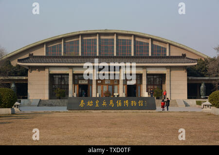 Shaanxi, Shaanxi, Chine. 25 Juin, 2019. Shaanxi, Chine - le 25 juin 2019:Le Musée de l'Armée de terre cuite est situé dans l'est de lintong district, xi "une ville, province de Shaanxi.C'est une grande tombe dans le cimetière de Ying Zheng, le premier empereur de Chine féodale.d'une superficie de 2,18 millions de mètres carrés, le cimetière est le plus grand musée militaire ancienne en Chine.Le Musée de l'Armée de terre cuite a été ouvert au public à la maison et à l'étranger en 1979, et sa découverte a été appelé la huitième merveille du monde. Crédit : SIPA Asie/ZUMA/Alamy Fil Live News Banque D'Images