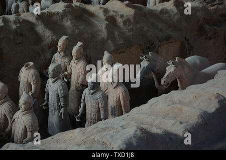 Shaanxi, Shaanxi, Chine. 25 Juin, 2019. Shaanxi, Chine - le 25 juin 2019:Le Musée de l'Armée de terre cuite est situé dans l'est de lintong district, xi "une ville, province de Shaanxi.C'est une grande tombe dans le cimetière de Ying Zheng, le premier empereur de Chine féodale.d'une superficie de 2,18 millions de mètres carrés, le cimetière est le plus grand musée militaire ancienne en Chine.Le Musée de l'Armée de terre cuite a été ouvert au public à la maison et à l'étranger en 1979, et sa découverte a été appelé la huitième merveille du monde. Crédit : SIPA Asie/ZUMA/Alamy Fil Live News Banque D'Images