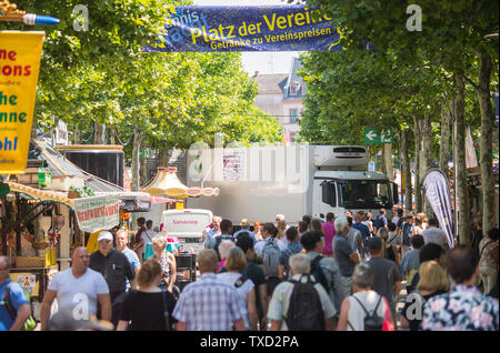 Mainz, Allemagne. 22 Juin, 2019. Un camion de livraison est bloqué sur Ludwigsstraße. Des centaines de milliers de visiteurs sont attendus dans les rues et places entre Schillerplatz et les rives du Rhin pendant la Johannisnacht Mayence 2019. Crédit : Andreas Arnold/dpa/Alamy Live News Banque D'Images