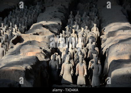 Shaanxi, Shaanxi, Chine. 25 Juin, 2019. Shaanxi, Chine - le 25 juin 2019:Le Musée de l'Armée de terre cuite est situé dans l'est de lintong district, xi "une ville, province de Shaanxi.C'est une grande tombe dans le cimetière de Ying Zheng, le premier empereur de Chine féodale.d'une superficie de 2,18 millions de mètres carrés, le cimetière est le plus grand musée militaire ancienne en Chine.Le Musée de l'Armée de terre cuite a été ouvert au public à la maison et à l'étranger en 1979, et sa découverte a été appelé la huitième merveille du monde. Crédit : SIPA Asie/ZUMA/Alamy Fil Live News Banque D'Images