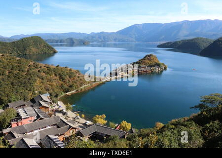 Couleur de Lugu Lake Banque D'Images